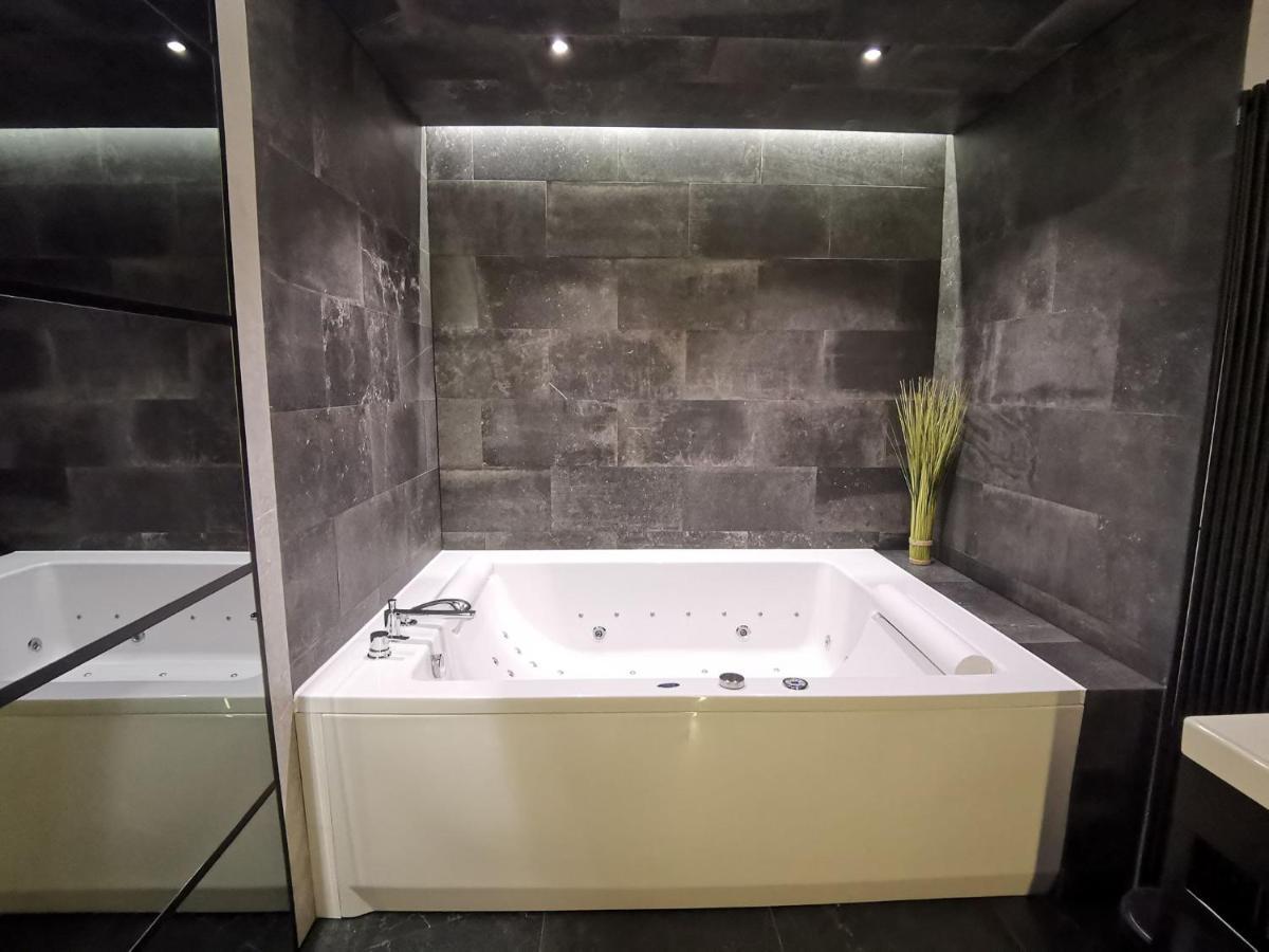 Jacuzzi Apartments Краков Экстерьер фото