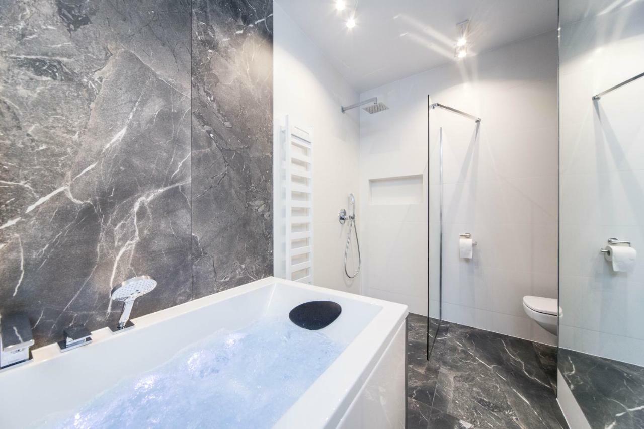 Jacuzzi Apartments Краков Экстерьер фото