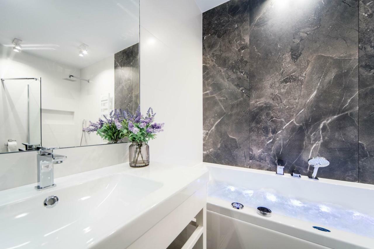 Jacuzzi Apartments Краков Экстерьер фото